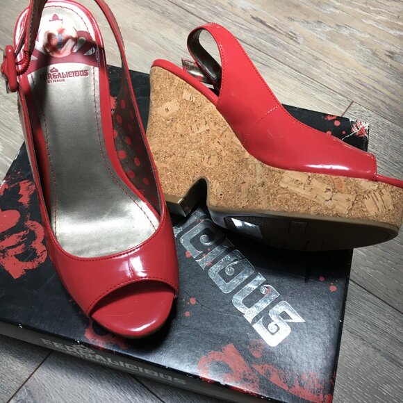 NEW. Fergalicious patent leather orange sandals. Never worn. Sz7M - Picture 2 of 3